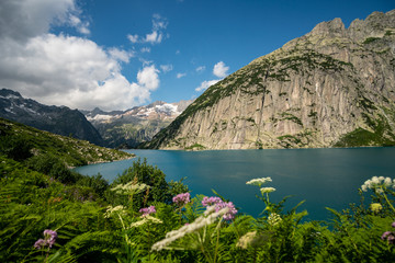 Fototapeta premium Gelmersee in den Schweizer Bergen an einem schönen Sommertag 