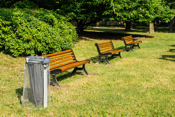 Bancos de jardim em um parque arborizado ótimo para descanso, ao redor do mundo (coleção de bancos)