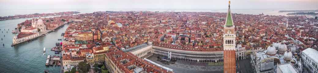 Fototapeta na wymiar Views of sunrise in Venice from above
