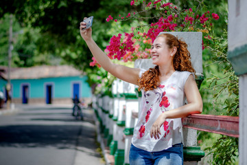 Joven selfie turismo pueblo