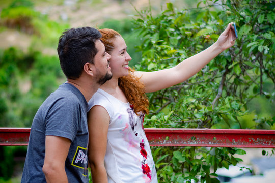 Pareja  selfie en pueblo turismo