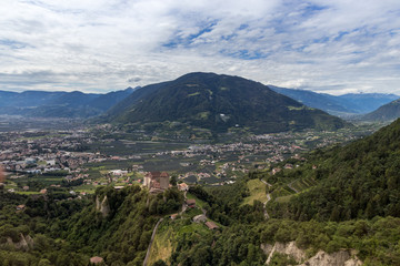 Blick auf Schloss Tirol, Etschtal, S&uuml;dtirol, Italien