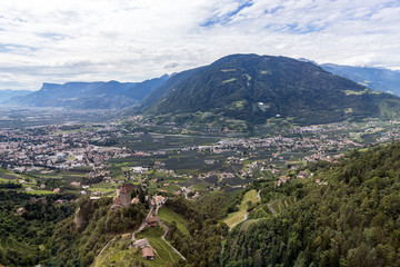 Fototapeta na wymiar Blick auf Schloss Tirol, Etschtal, Südtirol, Italien