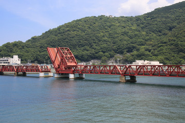 愛媛県大洲市　開閉中の長浜大橋