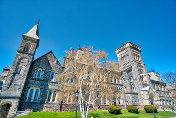 Obraz premium Old Toronto University Campus and buildings located in city downtown area
