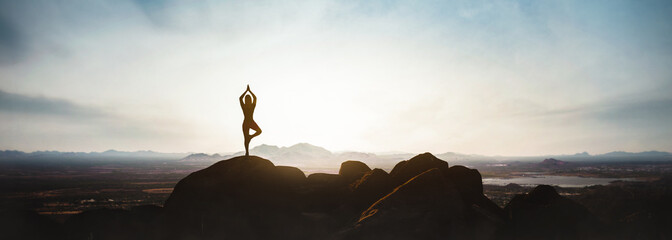 vrouw doet yoga op de berg