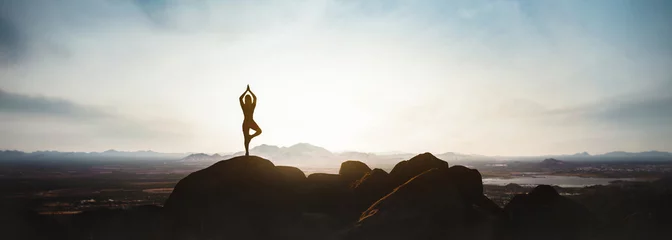 Fototapete Yogaschule Frau macht Yoga auf dem Berg
