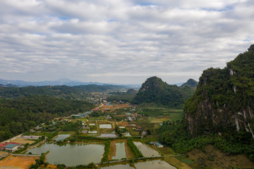 Fototapeta premium Montagnes au nord du Vietnam avec des villages