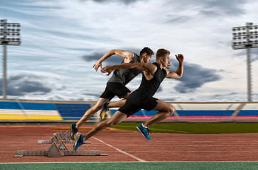 Obraz premium Man sprinter leaving starting blocks