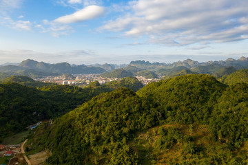 Fototapeta na wymiar Montagnes au nord du Vietnam avec des villages