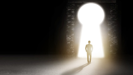 Obraz premium Businessman walk in dark room looking outside