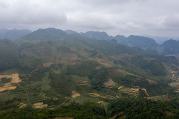 Obraz premium Vue des montagnes du Nord Vietnam et de rizières ainsi que d'une route