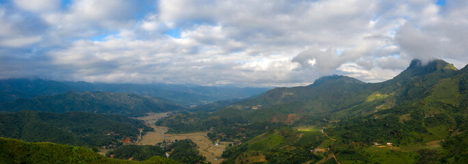 Fototapeta na wymiar Vue des montagnes du Nord Vietnam et de rizières ainsi que d'une route