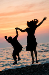 Fototapeta premium female and child silhouettes on sunset background