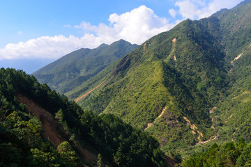 Fototapeta na wymiar Vues larges sur les montagnes vietnamienne du nord