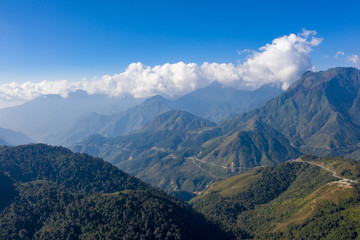 Vue des montagne du Nord Vietnam traversée par une route