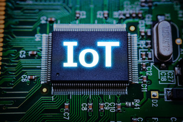 コンピューターの電子回路に載っているマイクロチップ
