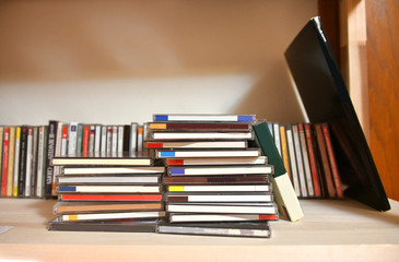 CDが積み重なった棚 - obrazy, fototapety, plakaty