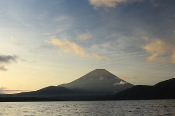 Naklejka na ściany i meble 山梨県　本栖湖畔の赤富士