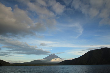 山梨県　本栖湖畔の赤富士