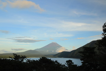 山梨県　本栖湖畔の赤富士