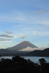 Fototapeta na wymiar 山梨県　本栖湖畔の赤富士