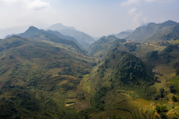 Vue des montagne du Nord Vietnam traversée par une route