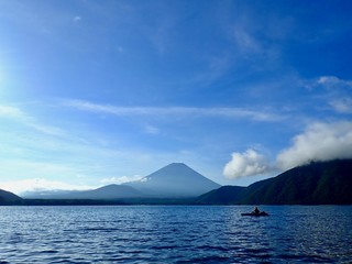 山梨県　本栖湖越しの富士山