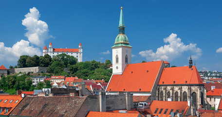 Fototapeta premium Bratislava castle over Danube river after sunset in the Bratislava old town, Slovakia