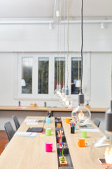 Großes Büro mit mehreren Arbeitsplätzen