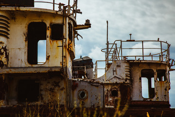 Fototapeta na wymiar Old rusty ship on the shore