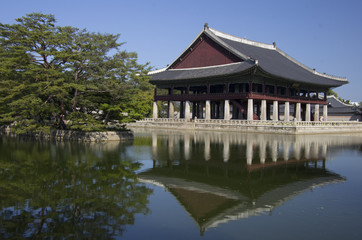 Fototapeta na wymiar korean old pavilion in palace. it's national treasure.