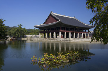 Fototapeta premium korean old pavilion in palace. it's national treasure.