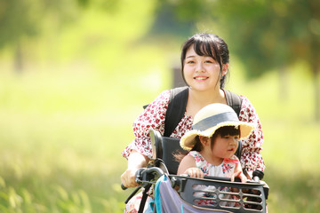 自転車に乗る親子