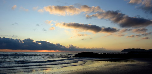 Naklejka na ściany i meble Sonnenaufgang über dem Meer mit atemberaubender Wolkenstimmung