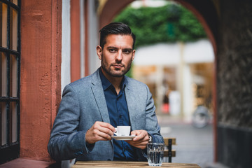 Mann Businesslook in der Stadt