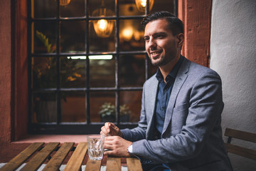 Mann Businesslook in der Stadt