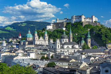 Fototapeta premium Amazing Salzburg skyline with Festung Hohensalzburg old town in the summer, Salzburg, Austria