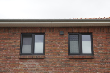 Moderne Fenster in einer Fassade eines Hauses