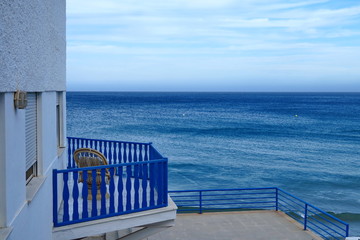Balcon avec vue sur la mer.