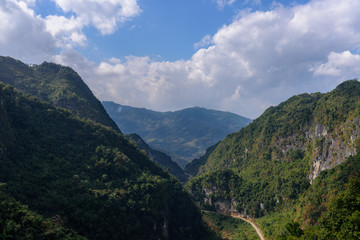 Naklejka premium Vue des montagnes du Vietnam parcourues par un chemin
