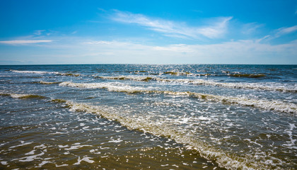 Fototapeta na wymiar Nordsee mit Wellen im Sommer