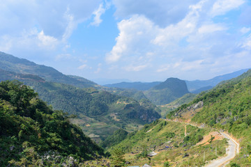 Fototapeta na wymiar Vue des montagnes du Vietnam parcourues par un chemin