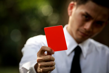レッドカードを出す男性社員