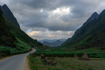 Vue sur les montagnes du Vietnam du Nord et de rizières ainsi que de routes