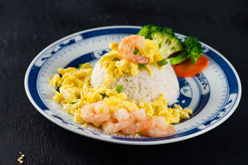 scrambled egg with rice with brocollli