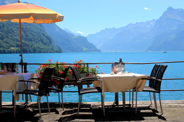 Fototapeta Mittagspause am Vierwaldstätter See mit Blick auf die Berge obraz