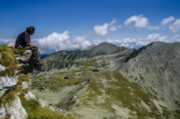 Naklejka premium Mężczyzna podziwiając skalisty krajobraz górski w Parku Narodowym Retezat, Karpaty, Rumunia