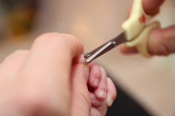 Nagelpflege bei einem Baby