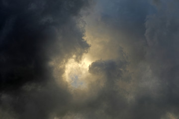 Naklejka na ściany i meble Wolken Wolkenformation Sonne und Himmel